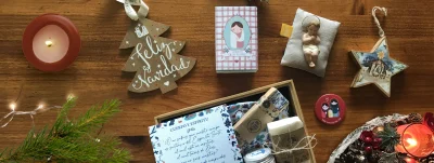 Caja regalo cristiana Cuerpo y Espíritu sobre mesa de madera con decoración navideña