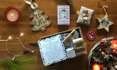 Caja regalo cristiana Cuerpo y Espíritu sobre mesa de madera con decoración navideña