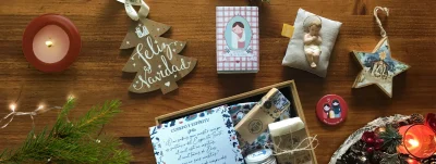 Caja regalo cristiana Cuerpo y Espíritu sobre mesa de madera con decoración navideña