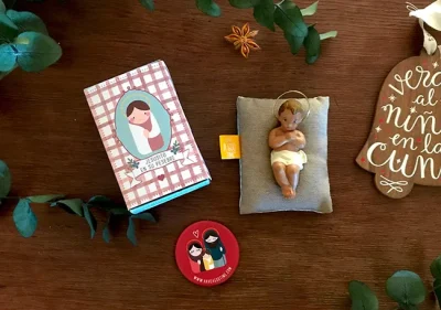 Caja Jesús en su pesebre con figura del Niño Jesús y chapa de Have a God Time
